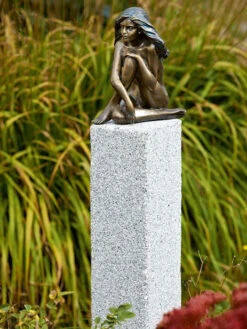 Bronzefigur Demi Auf Granitstele (Art.Nr. 88744)