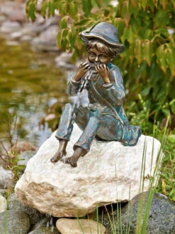 Bronzefigur Til Auf Rosario Findling (Art.Nr. 88588.1)